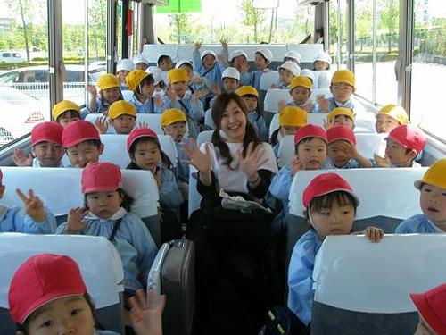大型バスに乗ってます こどもの国幼稚園