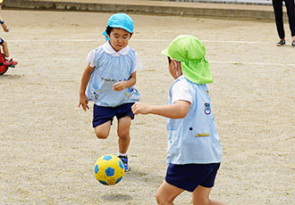 ボール遊びをする子ども